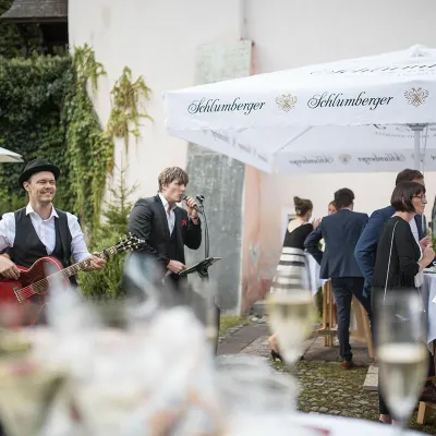 Musiker beim Empfang im Schlosshof
