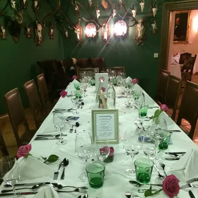 Lange Hochzeitstafel in der Galerie