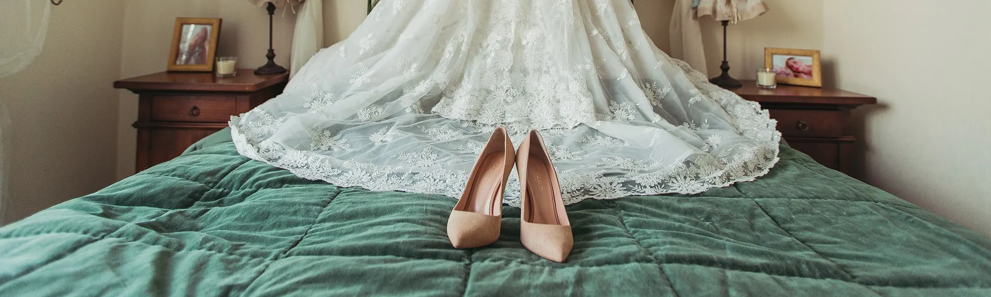 Brautkleid und Brautschuhe auf dem Bett
